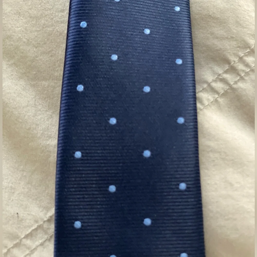 Tommy Hilfiger Big Boys Neck Tie. Navy blue w Light Blue dots. Never Worn.